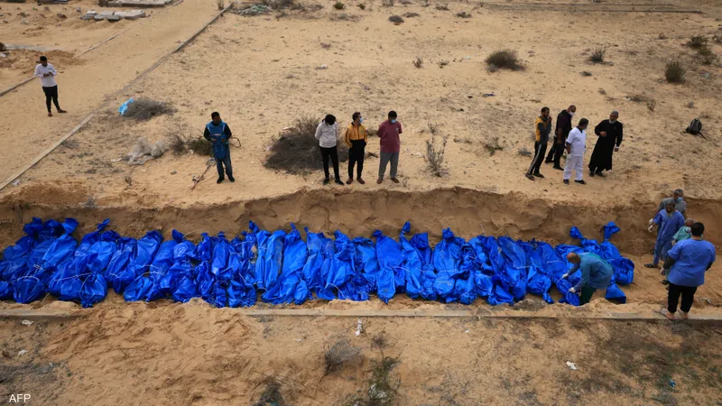مقبرة جماعية ثالثة... انتشال 49 جثة من مجمع الشفاء في غزة!