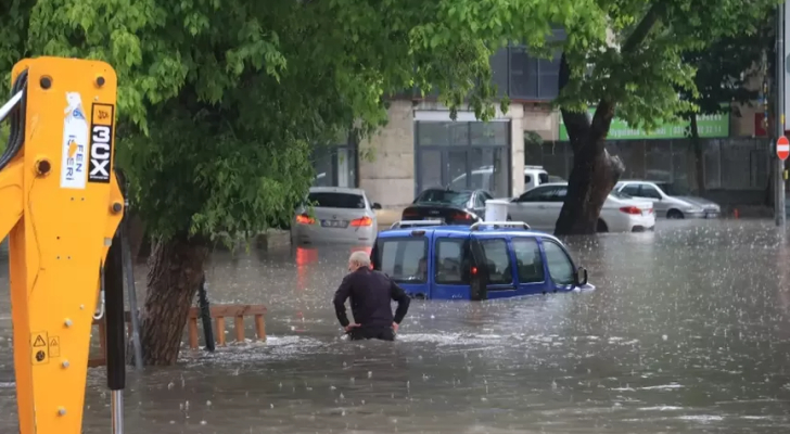 بالفيديو: ركاب عالقون وسط حافلة بسبب الفيضانات في أنقرة