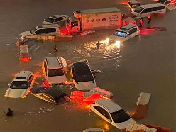 بعد السيول... الإمارات تتحدث عن إصابات مرتبطة بتلوث المياه 