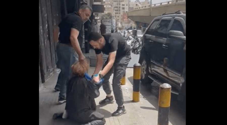 في وضح النهار... بالفيديو: اعتداء على محامية أمام محكمة الشياح الشرعية الجعفرية