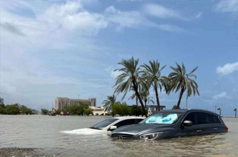 الإمارات تتحضر للأمطار وترفع حالة التأهب 