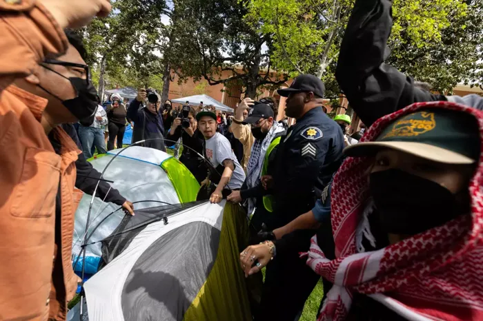 تحركات طلابية مؤيدة للفلسطينيين في جامعة لوس أنجلوس.. والشرطة تُعلن توقيف 93 شخصًا