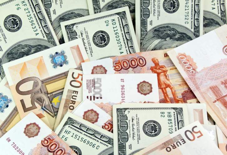 الدولار يتقدم وعين على حركة العملات العالمية