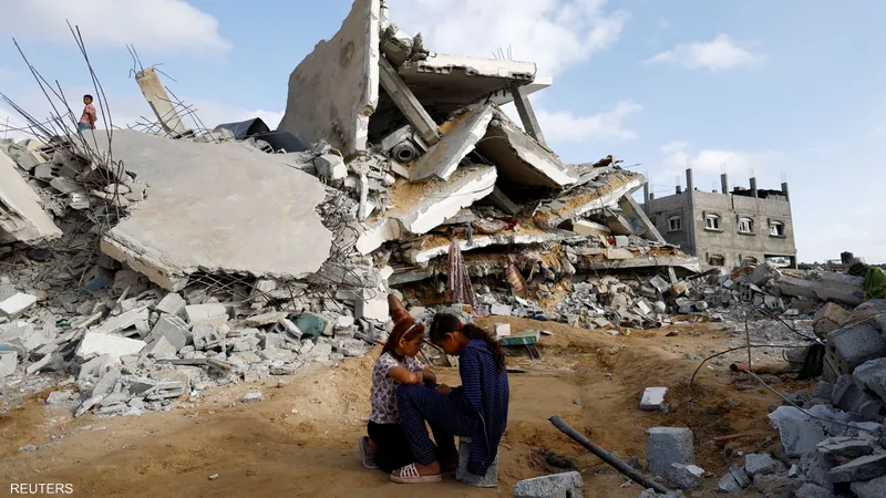 غزة تحت القصف... وتكاليف باهظة لإعادة بناء المنازل المدمّرة