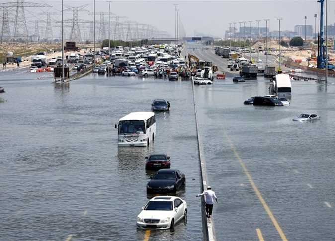 شاهد..الأمطار الغزيرة تُغير وجهة الإمارات: 