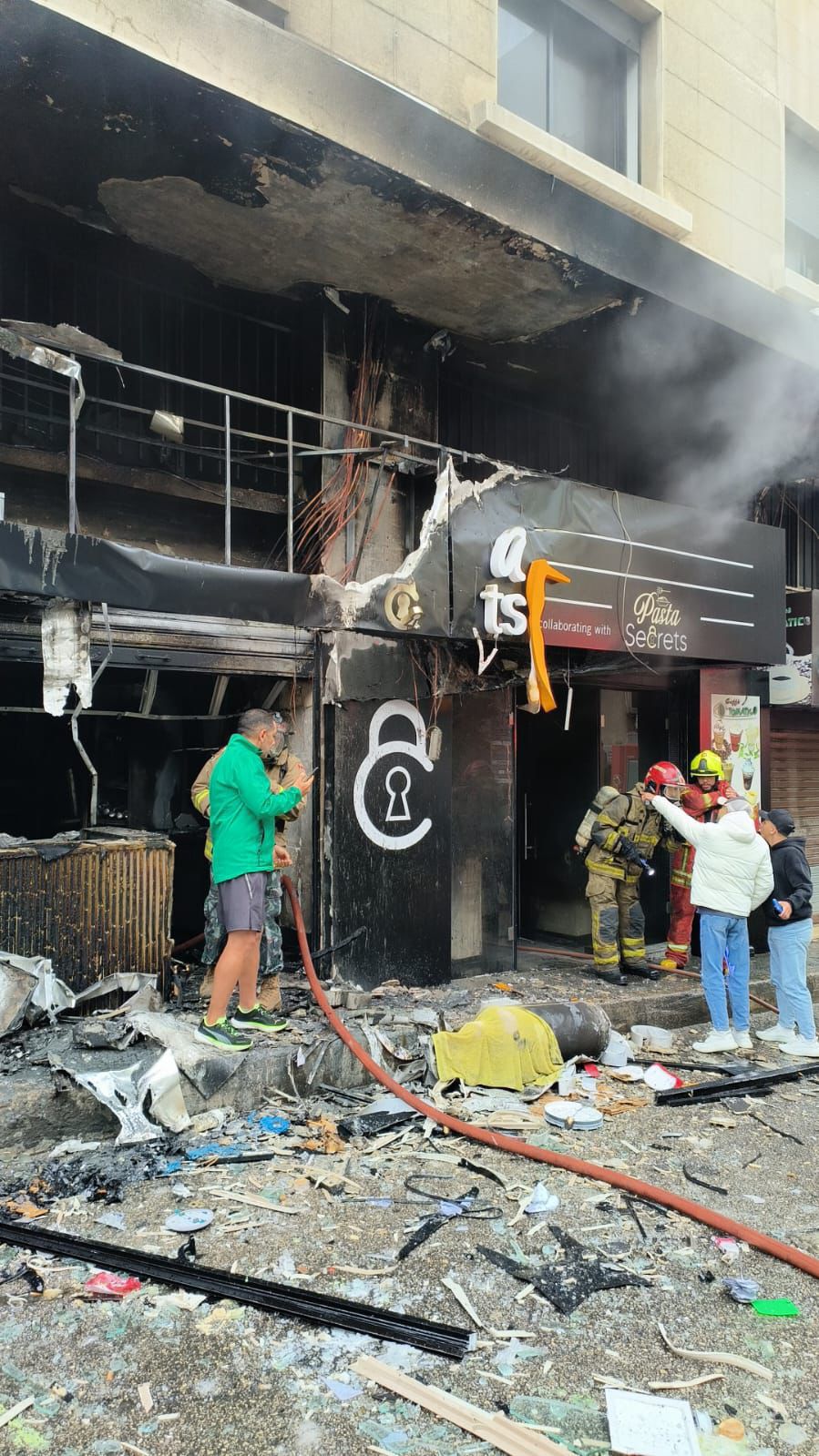 ١٠ ضحايا حتى الساعة في حريق مطعم في بشارة الخوري