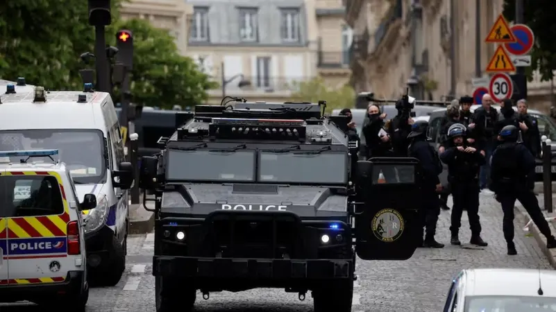 هلع في فرنسا: رجل يهدد بتفجير نفسه والشرطة تطوّق القنصلية الإيرانية
