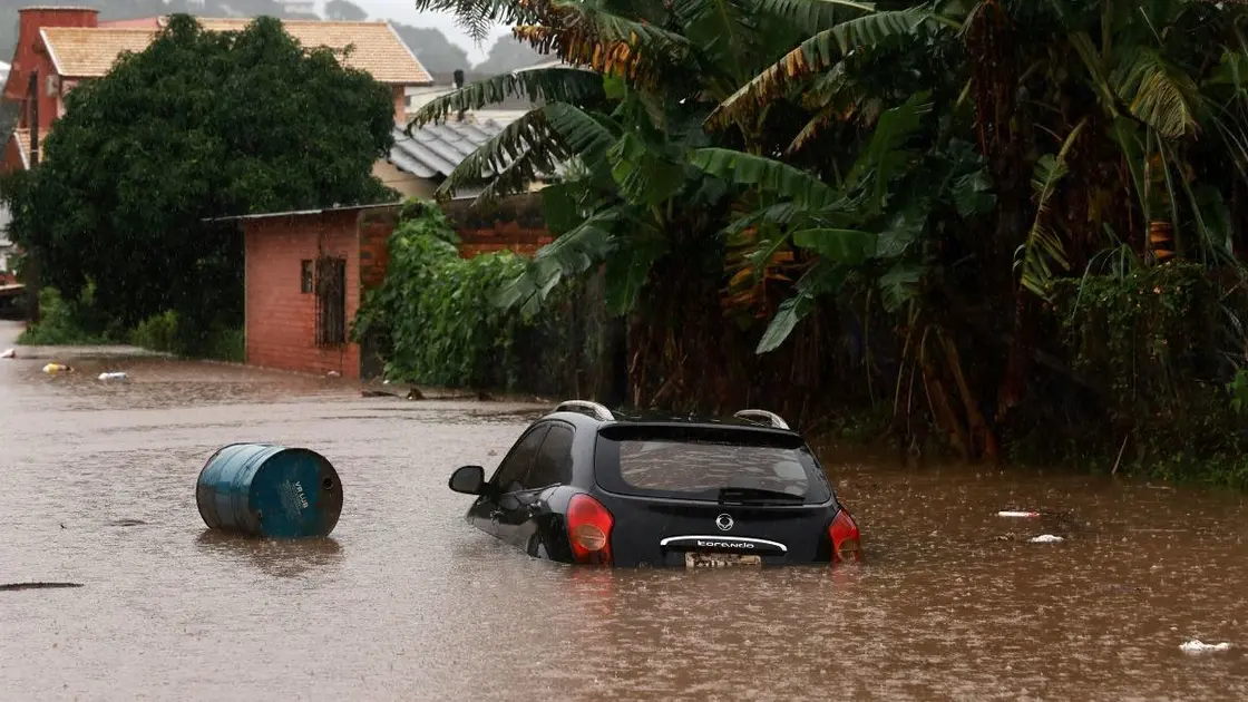  مدن بأكملها معزولة عن العالم..بالفيديو: فيضانات في البرازيل وقتلى