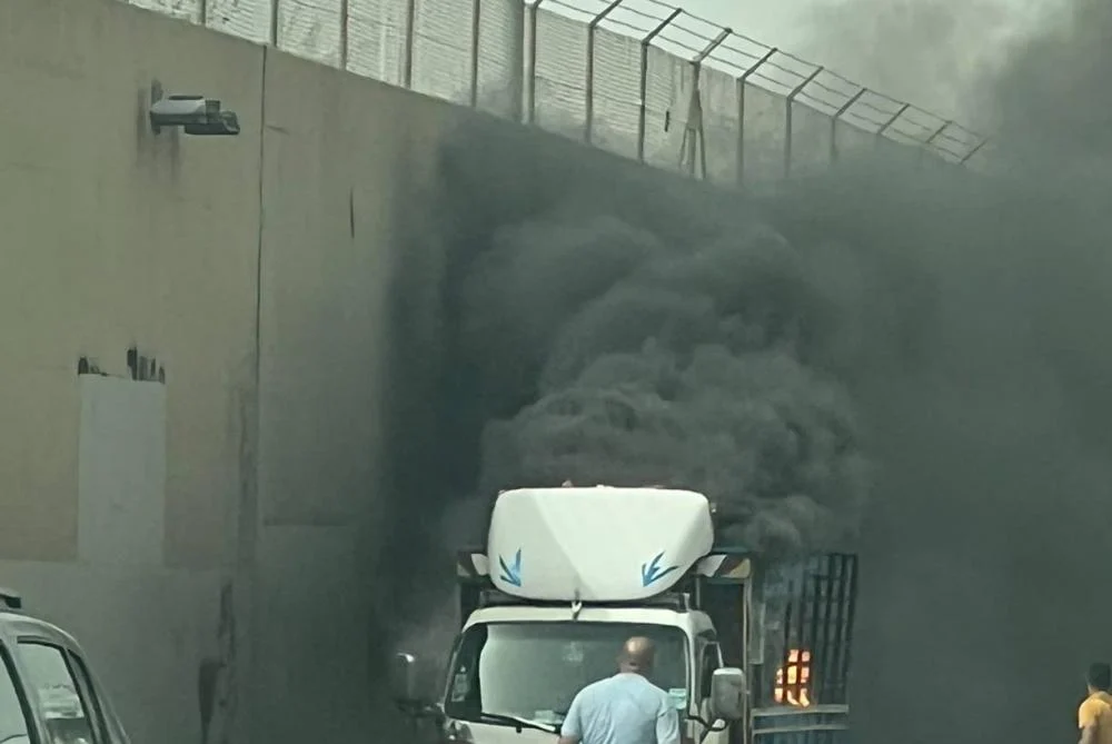 بالفيديو: اشتعال شاحنة قرب نفق المطار!