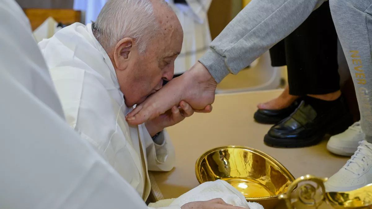 بالفيديو والصور: البابا فرنسيس يغسلُ أقدام 12 سجينة