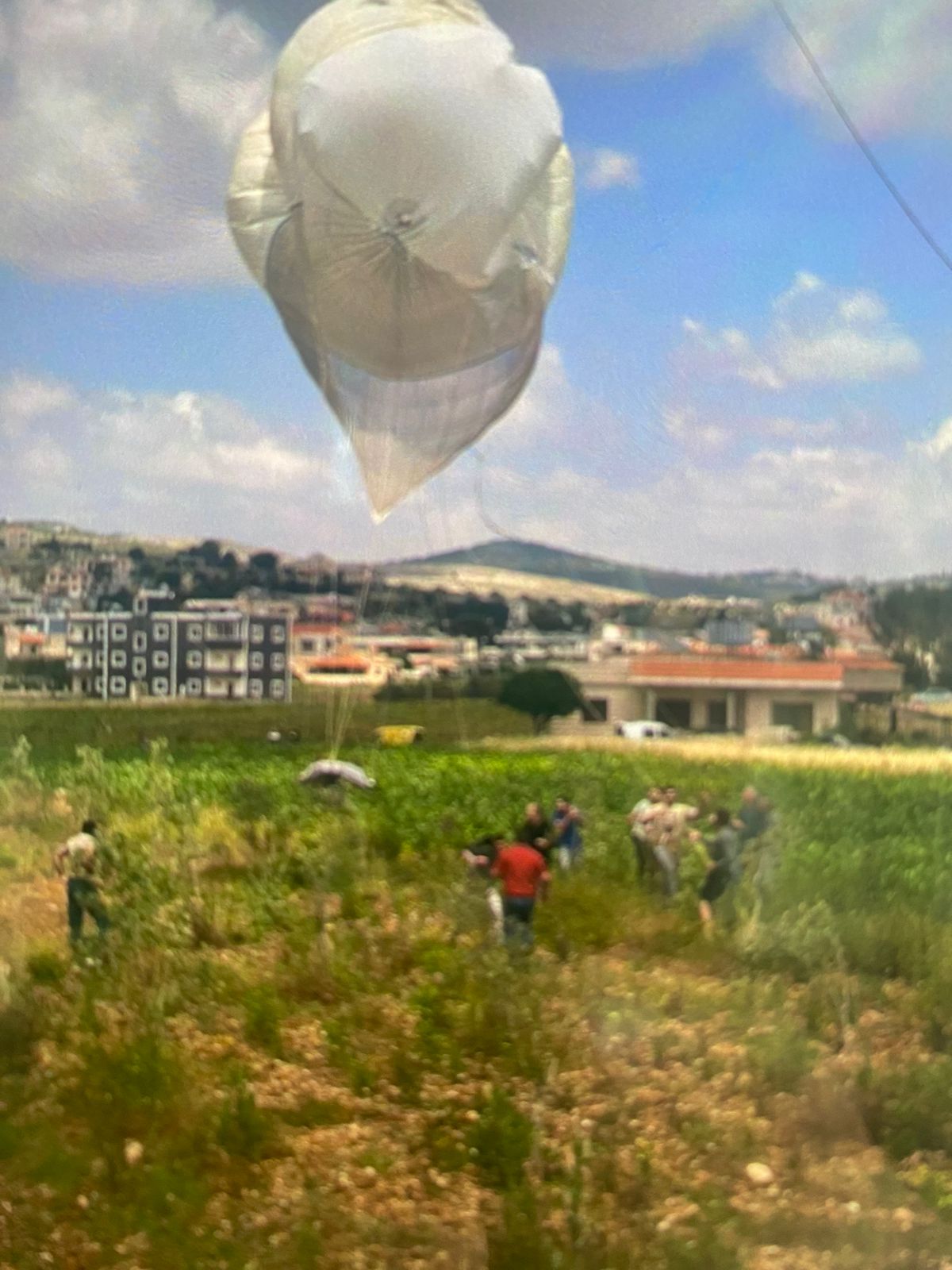 بالصور والفيديو: سقوط منطاد تجسسي إسرائيلي فوق رميش 