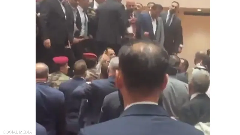 بالفيديو: عراك بين النواب في البرلمان!