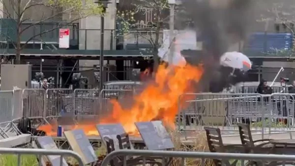 بالفيديو: رجل يُشعل النار في نفسه أمام محاكمة ترامب