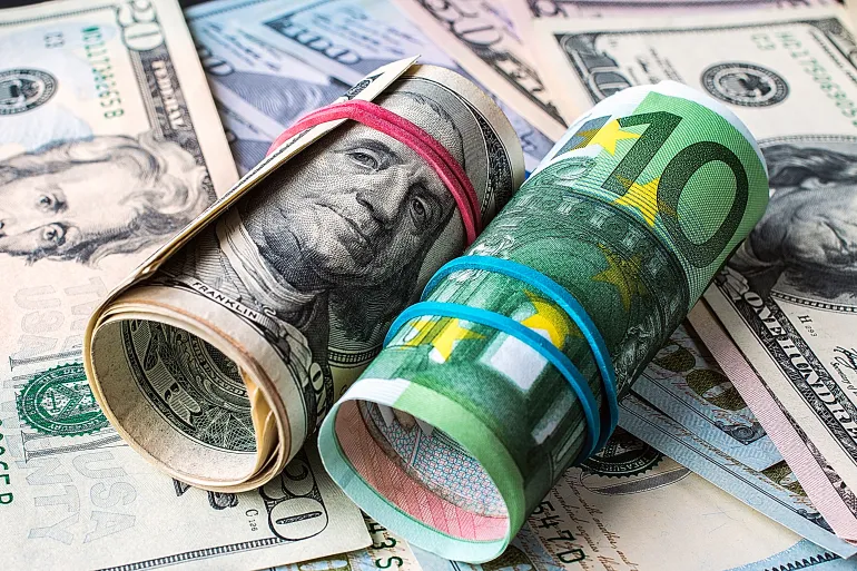 الدولار يتراجع واليورو يرتفع... جولة على أسعار العملات