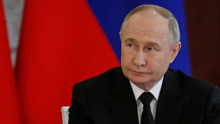 بوتين يكشف أن الطائرتين اللتين رافقتا رئيسي في رحلته الأخيرة هما صناعة روسية