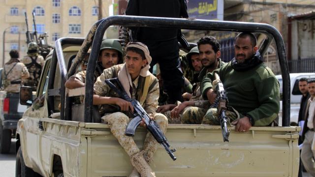 الحوثيون يستكملون هجماتهم وحدث جديد قرب ميناء عدن