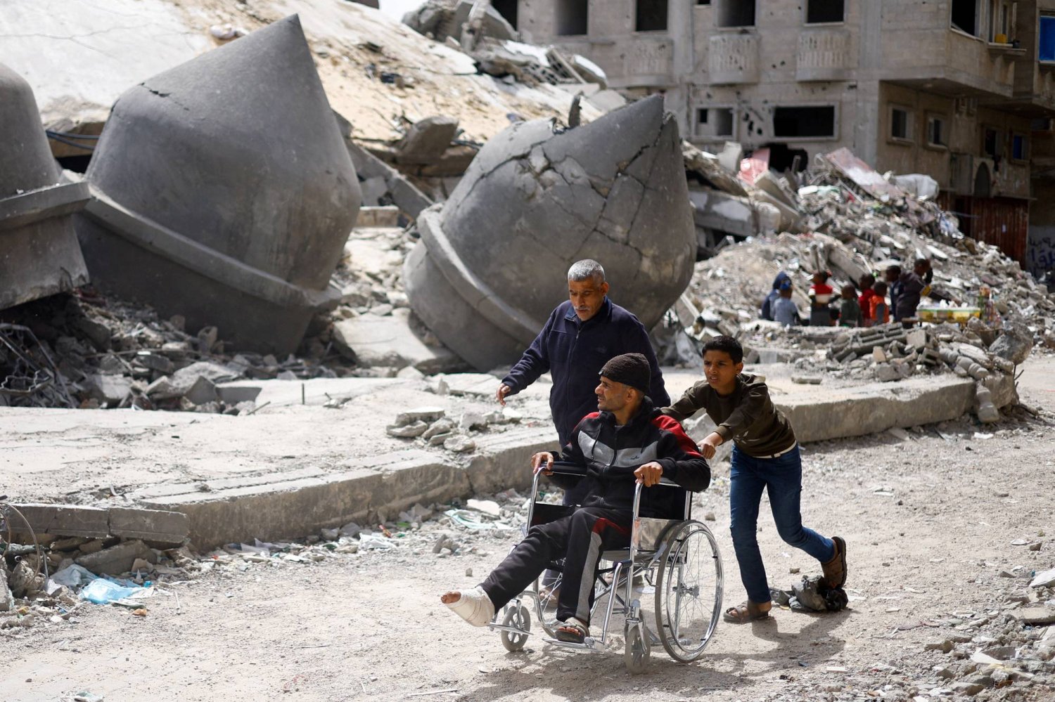 من المقابر الجماعية إلى القصف الممنهج... هكذا تبدو الصورة في غزة